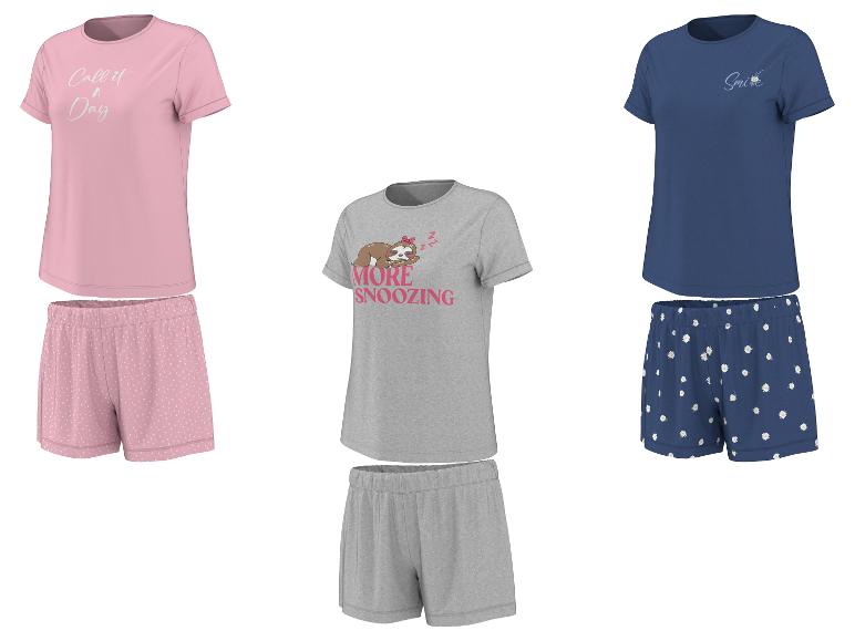 Trois ensembles de pyjamas pour femmes : rose avec 'Call it a Day', gris avec un paresseux et bleu marine avec des marguerites.