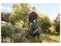 Aspirateur-souffleur de feuilles électrique PARKSIDE® PELSB 2600 A1 utilisé dans un jardin