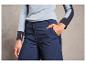 Pantalon bleu marine avec un haut bleu.