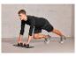 Un homme fait des pompes avec un board de pompes.