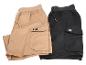 Deux shorts cargo, un beige et un noir, avec taille élastique et cordon de serrage.