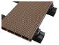 Lame de terrasse composite marron avec surface rainurée, fixée à une structure de solives noires.