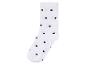 Des chaussettes blanches à pois noirs.