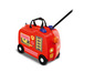 Une valise rouge en forme de camion de pompiers avec une poignée télescopique.