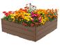 Jardinière en plastique imitation bois avec gerberas et autres fleurs colorées.