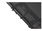Un trampoline noir avec un filet de sécurité.