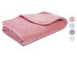 Une couverture en polaire rose pliée sur un fond blanc.