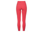 Leggings de sport rouges avec des accents bleus.