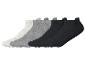 Cinq paires de chaussettes basses en blanc, gris et noir.