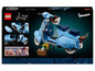 Un scooter Vespa LEGO bleu avec un pot de fleurs et des fleurs.