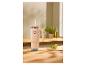 Gobelet thermique beige avec paille sur une table en bois, avec citron vert et menthe.
