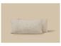 Deux oreillers rectangulaires en tissu gaufré beige clair sur fond assorti.