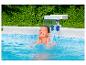 Cascade de piscine et piscine hors-sol : détente rafraîchissante.