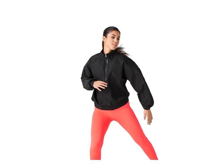 Vêtements de sport : veste noire et leggings corail.