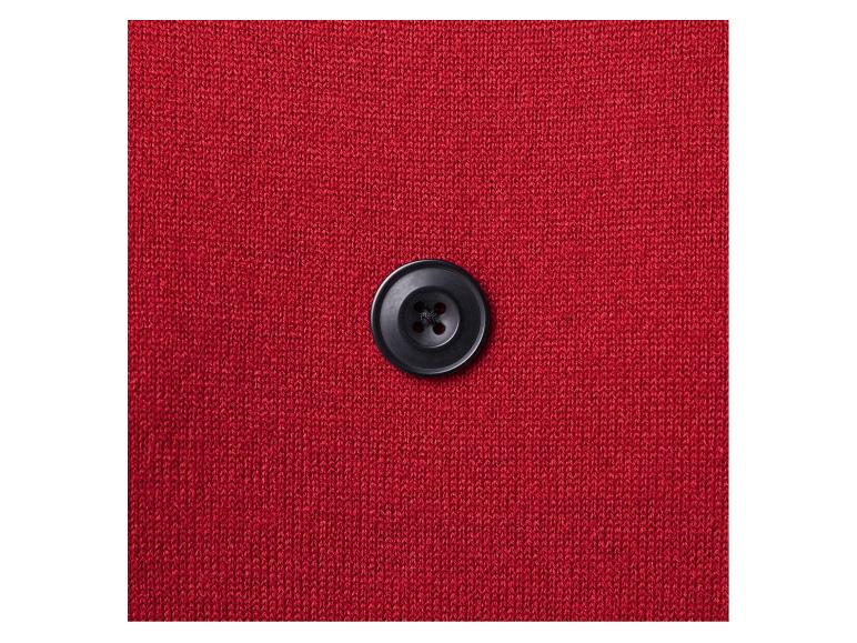 Gros plan sur un bouton en tissu rouge