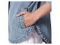 Gros plan sur une veste en jean avec une main dans la poche.