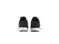 Deux paires de baskets noires.