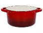 Cocotte rouge en fonte avec deux poignées.