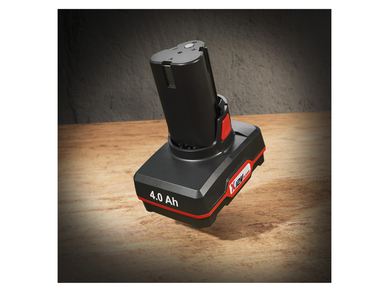 Une batterie X12V TEAM noire d'une capacité de 4,0 Ah.