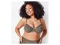 Une femme présente un soutien-gorge et une culotte taille haute en dentelle vert sauge.