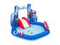 Piscine gonflable pour enfants sur le thème des super-héros, avec toboggan et jeux.