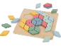Puzzle en bois avec des pièces en forme de losange de différentes couleurs pastel.