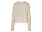 Un pull en maille crème avec un col en V.