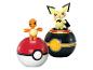 Pikachu et Charmander sur des Poké Balls.
