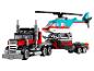 Un camion LEGO rouge tirant un hélicoptère bleu.