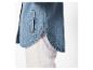 Gros plan sur une veste en jean et un pantalon blanc.