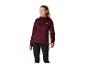 Femme portant une veste softshell bordeaux de Peak Performance.