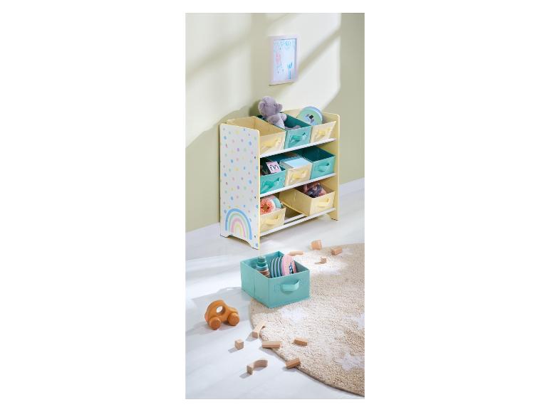 Un rangement avec des boîtes colorées, des jouets et un tapis de jeu.