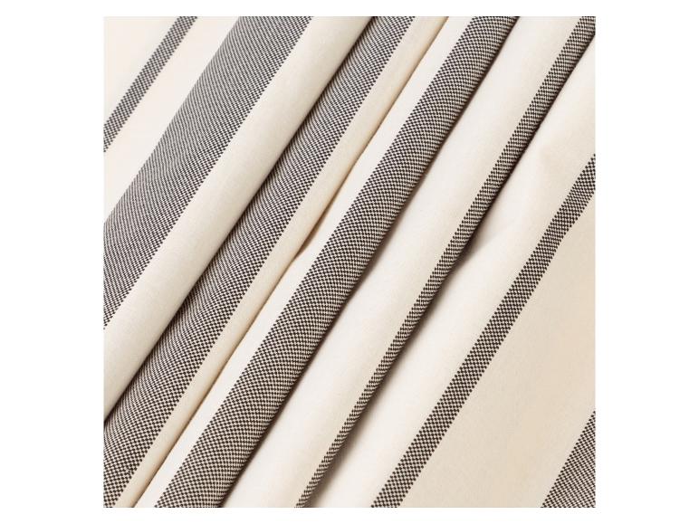 Tissu blanc avec des rayures noires.