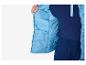 Une veste matelassée bleu clair avec une fermeture éclair ouverte