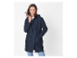 Femme portant un imperméable bleu marine à capuche.