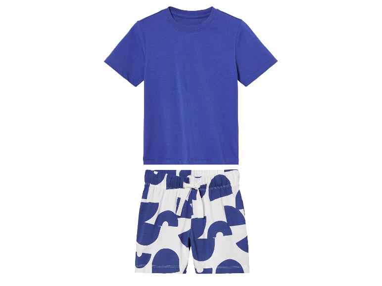 Ensemble t-shirt bleu et short à motifs géométriques bleus et blancs.