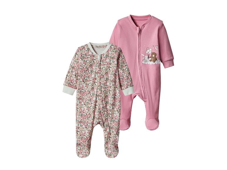 Deux pyjamas bébé, un à fleurs et un avec des animaux.
