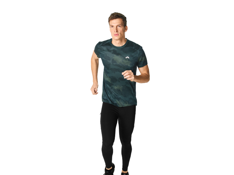 Coureur masculin en t-shirt camouflage et collants noirs.