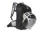 Un sac à dos noir avec un casque attaché