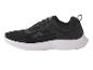 Des baskets noires avec une semelle blanche et des accents bleus