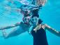 Deux femmes en maillot de bain avec tuba et masques de plongée sous-marines.
