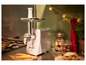 Une machine à viande électrique Silvercrest avec de la pâte à churros qui en sort.