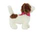 Un chien en peluche blanc et marron avec un bandana rose.