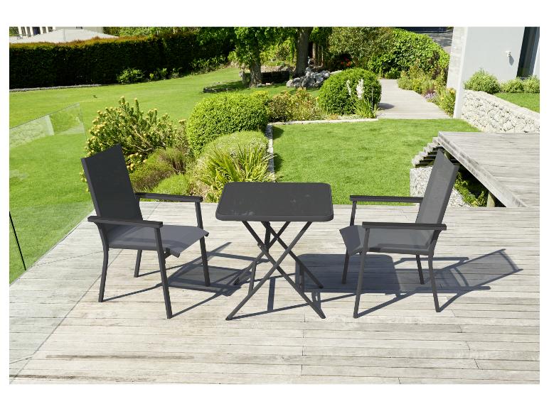 Ensemble table et chaises de jardin : table carrée et deux chaises pliantes grises.