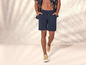 Un homme portant un short bleu et des baskets beiges