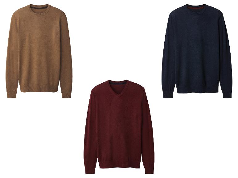 Trois pulls pour hommes : col rond marron, col en V bordeaux et col rond bleu foncé.