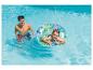 Un enfant s'amuse dans une piscine avec une bouée transparente à motifs tropicaux.