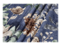 Tissu bleu foncé à fleurs avec imprimé floral.
