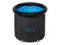 Bain de glace gonflable noir avec de l'eau bleue, avec un logo sur le côté.