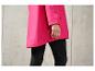 Un imperméable rose et un pantalon noir.